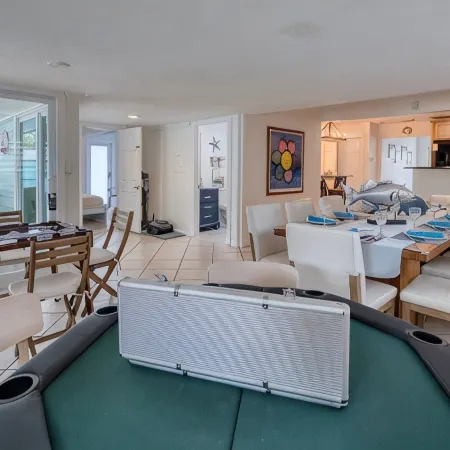 Family getaway 5 miles to Siesta Beach.  Heated private Pool, bicycles.Sleep 10.