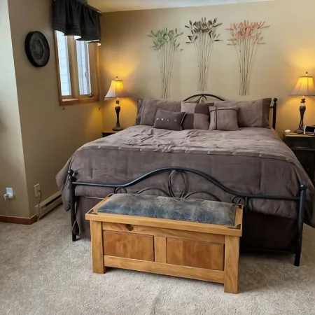 Lakeside, Ski Condo with Amazing Views, Quiet, Family-Friendly