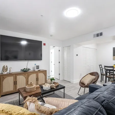 Cozy Modern Apartment - Near Shands & VA