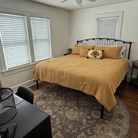 Spacious 4-bedroom house central to Des Moines near Drake Univ. Fenced yard