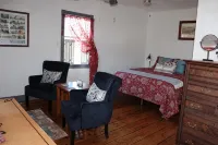 #3, 3rd Flr Studio Apartment in Historic Building - Apartments