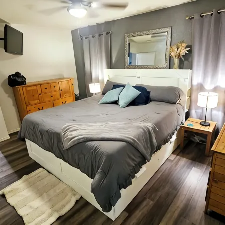 Hot Tub-Fire Pit-Game Room-3 Decks -Lake Travis-Sleeps 6-House Near Austin Texas