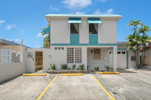 Levittown Onyx: A Jazzy 2-Bedroom Apartment in Toa Baja with WiFi, AC