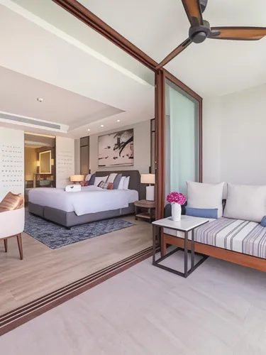 รูปภาพของStylish Lakeview Apt | 2BR 2BA + Balcony Views and Private Jacuzzi