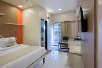 Mannars Deluxe Lodge - parkir