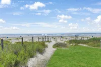 Galveston Beach House - 4Br Sleeps 12 - Steps to Gulf - Pets OK - Jacuzzi