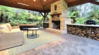 Rainforest Retreat w/Outdoor Fireplace & Hot Tub - Boutique