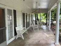 LA BELLE MAISON - Beautiful 1850 Historical home just across from Lions Park! Hotels in Jefferson