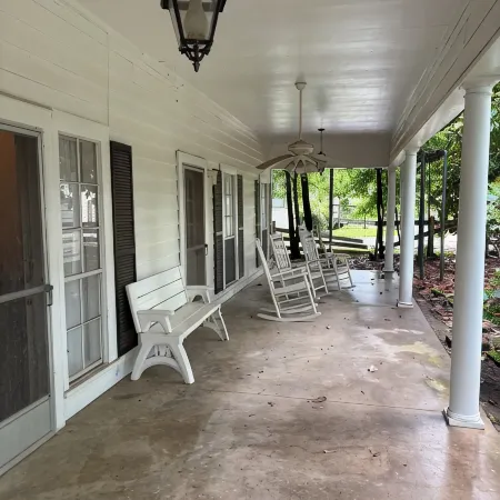 LA BELLE MAISON - Beautiful 1850 Historical home just across from Lions Park!