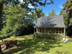 Simple Living at Luxurious, Modern Farmhouse on Bainbridge Island. Dogs ok.