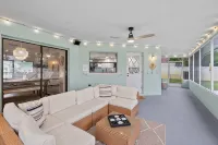 Cozy Coastal Home: Pool + Close to Beaches - 3 ดาว