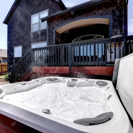 Newly Remodeled 3 Bedroom with Hot Tub!