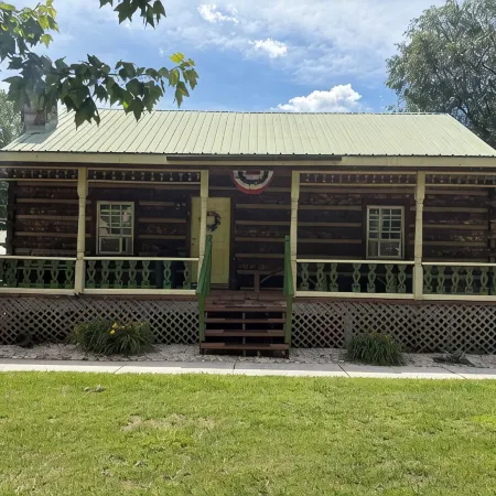 Charming 3-Bedroom 5 Bed Hottub Cabin WiFi in Scenic Seneca Rocks West Virginia