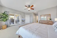 "Hook, Wine, and Sinker" Large 5-bed lakefront villa-pool, hot tub, and courts Hotels in 