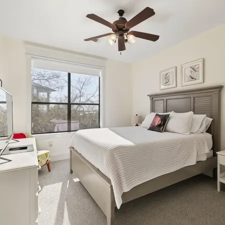 Beautifully REMODELED villa in the hollows/lake Travis/ quartz countertops, etc