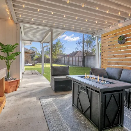 Beautiful Home with Amazing Back Patio.  3Br / 2BTH - Sleeps 8.