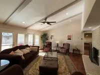 Your Spacious Private Getaway with Pool , 5 bedrooms, sleeps up to 12 guests - สระว่ายน้ำส่วนตัว