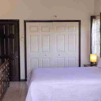 PERFECT FOR LARGE GROUPS-EXCELLENT LOCATION, MINUTES FROM EVERYTHING. Rooms