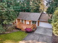 Sammamish Modern Family & Pet Friendly Home Hotels in Sammamish