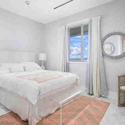 *NEW* Oceanfront apartment steps away from Baha Mar Rooms