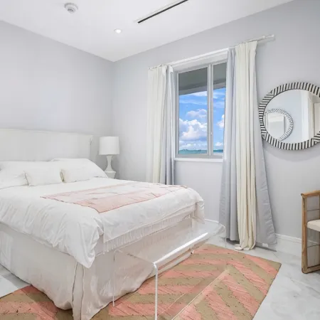 *NEW* Oceanfront apartment steps away from Baha Mar