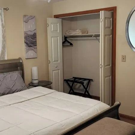 Charming 2-bedroom condo with WiFi, AC in delightful Canton