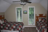 Secluded Luxury Mountain Chalet near downtown Fayetteville - Chalets