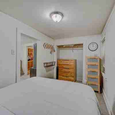 Milwaukee 1BR Bungalow with free parking Rooms