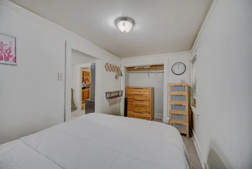 密爾沃基一卧室小屋，提供免費停車 - 2星級