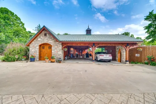 Waterfront, large covered boat slip provided, carport for 1 plus xtra parking - Chalets