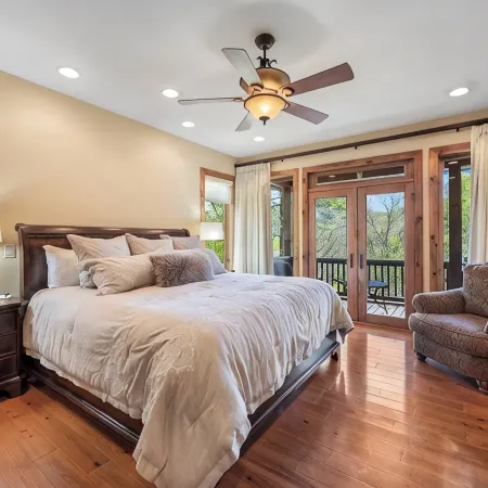 Spacious 5-bedroom Mountain House with Movie Room & Pool Table