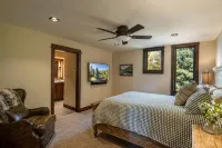 Beautiful Sun Valley Lodge II Penthouse, Sleeps 8 with Amazing Views of Baldy - Wifi