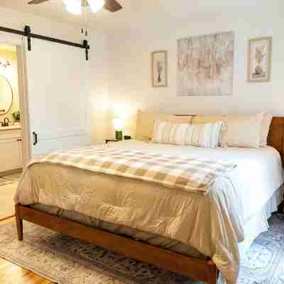 Charming Getaway in Comfort, TX - Relax, Recharge, Explore - Texas Wine Country Rooms