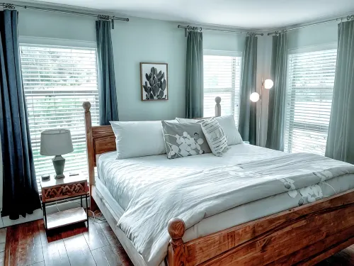 Chic downtown WP condo; 5 mins to slopes 🎿; walk to drinks🍹& dining, hot tub - Uima-altaat