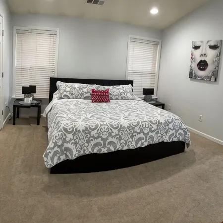 King Bed BeautifulTownhouse 3 Bedrooms 2.5 Bathrooms With FreeParking