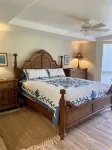 Great Rates and A/C in every room. Near North Shore beaches. Pool & Hot Tub! - Strand