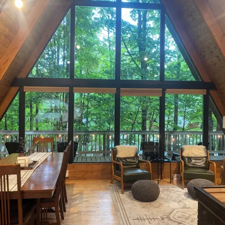 Apres’ Haus: Comfy A-Frame centrally located in Whitecap Village with fireplace