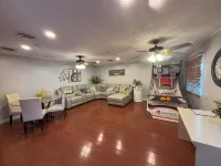Great Seaside Family Escape - Walk to Beach and Bay -Patio, Parking, BBQ - Family