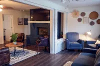 Charming 4-bedroom house with Private Pool near Savannah - Homestays