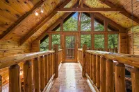 Central Location with Wooded Views and Hot tub - con encanto
