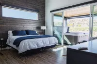 Manila Lot 7 · King bed, high end, new home, hot tub, steam room - Wifi
