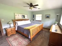 3Br Remodeled Ranch Style Home Close Downtown.  Quiet and Peaceful - Boutique