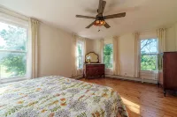 Breathtaking farmhouse with 4 bedrooms, Fishing, Kayaking, 6 acre pond! - Boutique