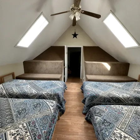 Alvie House: 5 min from Wisp&DCL, Outdoor Fire Pit, Fireplaces, Country Kitchen
