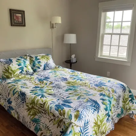 Sunny, private apartment. Walk to Kennebunk Village. Close to beaches.