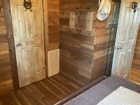 Cedar Cabin in the Woods - Longview, Tx - Homestays