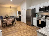 Sleeps 8! Foosball+Arcade, Private Courtyard, Parking, Washer+Dryer. Great Home! - Wifi