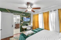 King bd / Charming 2 story cottage w/ Private Yard - Bungalow