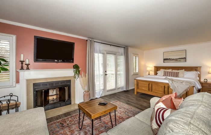 Peaceful Spa Villa Getaway - Hot Tub - 3 minutes to Mohegan Sun Casino