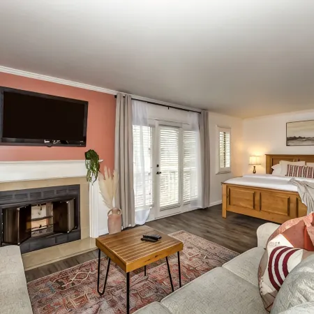 Peaceful Spa Villa Getaway - Hot Tub - 3 minutes to Mohegan Sun Casino